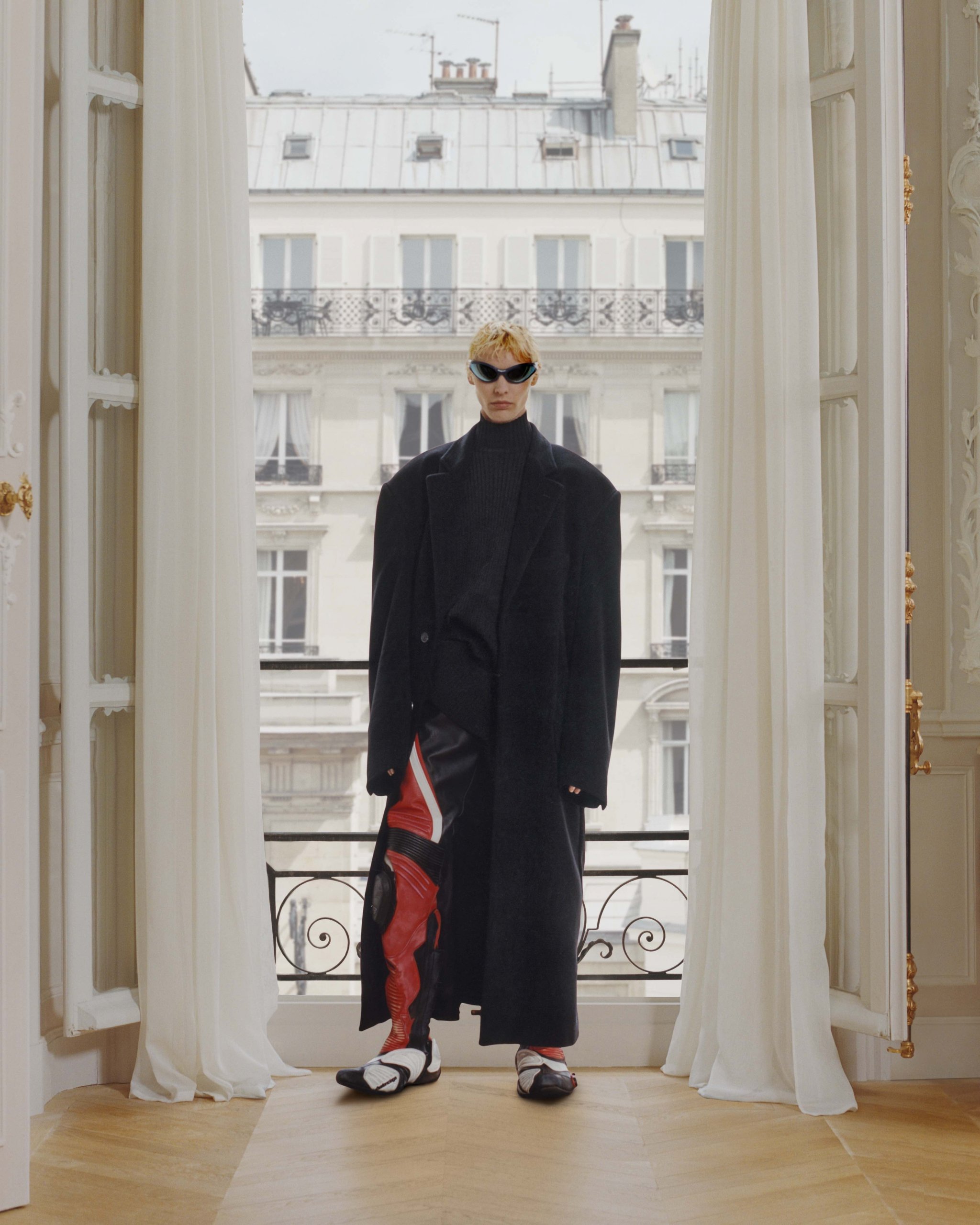 Balenciaga A Dévoilé Sa Collection Printemps 2024 à Travers Une Vidéo ...