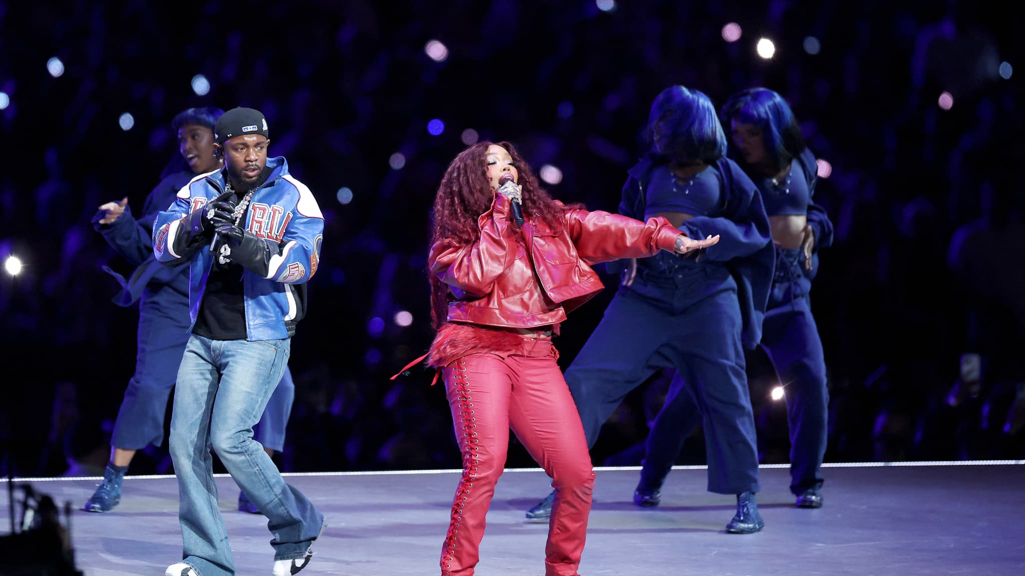 Le-rappeur-Kendrick-Lamar-et-la-chanteuse-SZA-le-9-fevrier-2025-lors-de-la-mi-temps-du-Super-Bowl-2030783