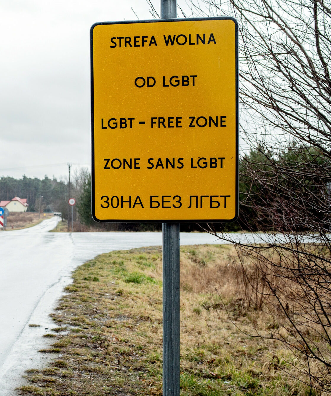 Fot. Bartosz Staszewski/East News, Polska, 23.02.2020. Tabliczka "Strefa wolna od LGBT" przy wjezdzie do jednej z miejscowosci, ktora przyjela uchwale o strefie wolnej od ideologii LGBT. Tablice umiesza aktywista Bart Staszewski, jako projekt fotograficzny, majacy zwrocic uwage na problem homofobii i wykluczenia spolecznego.