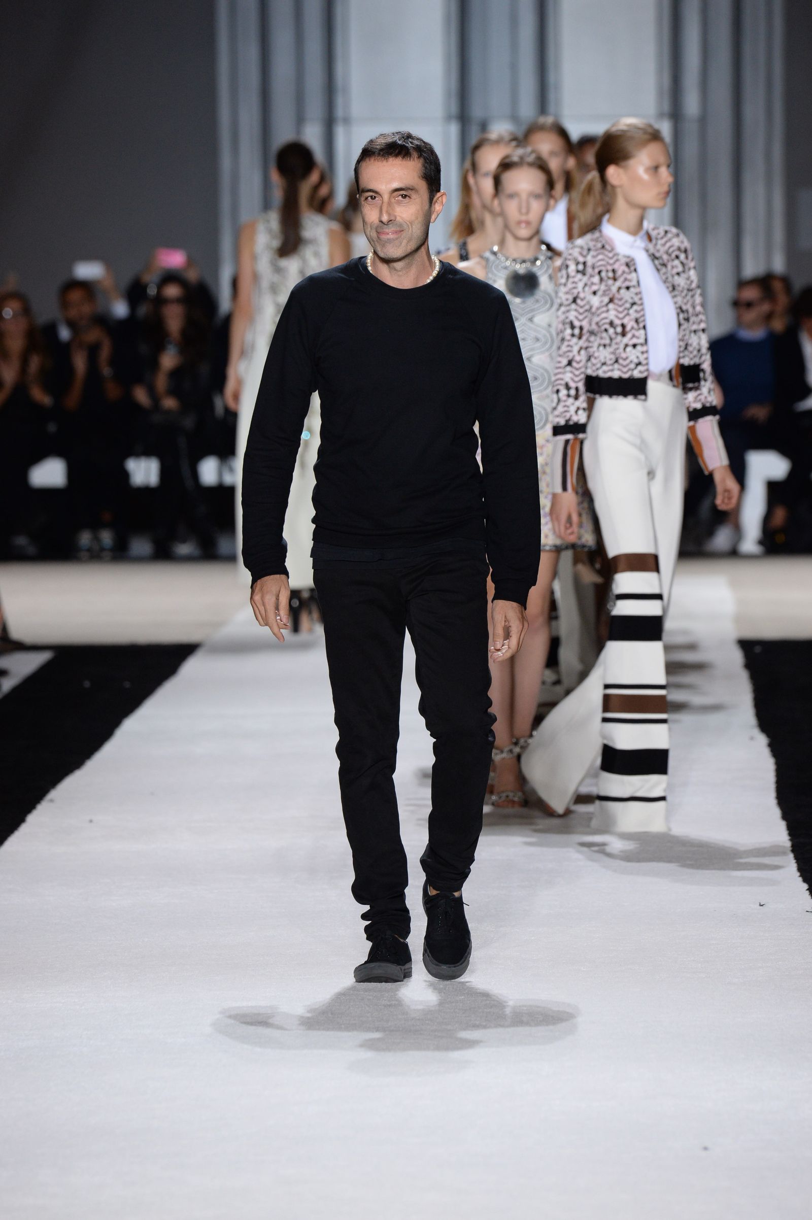 fwpe2015_suzy_menkes_giambattista_valli__an_endorsement_from_amal_alamuddin_1341