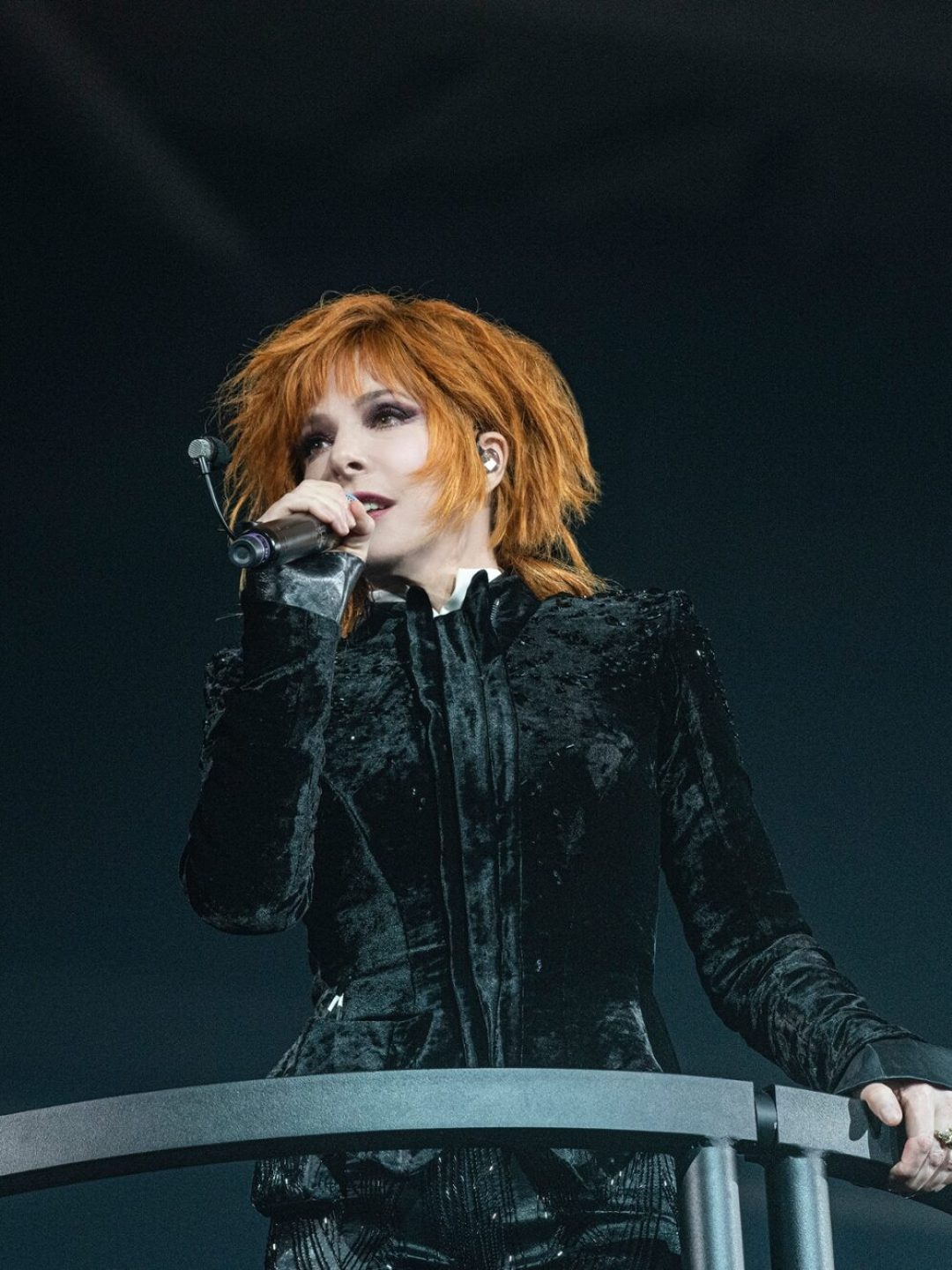 1594830-mylene-farmer-mylene-farmer-a-demarre-a-lille-sa-tournee-nevermore-samedi-3-juin