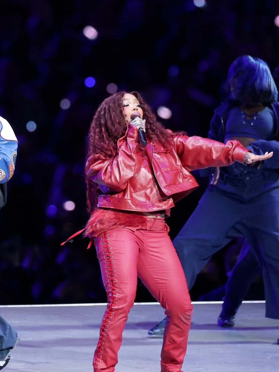 Le-rappeur-Kendrick-Lamar-et-la-chanteuse-SZA-le-9-fevrier-2025-lors-de-la-mi-temps-du-Super-Bowl-2030783