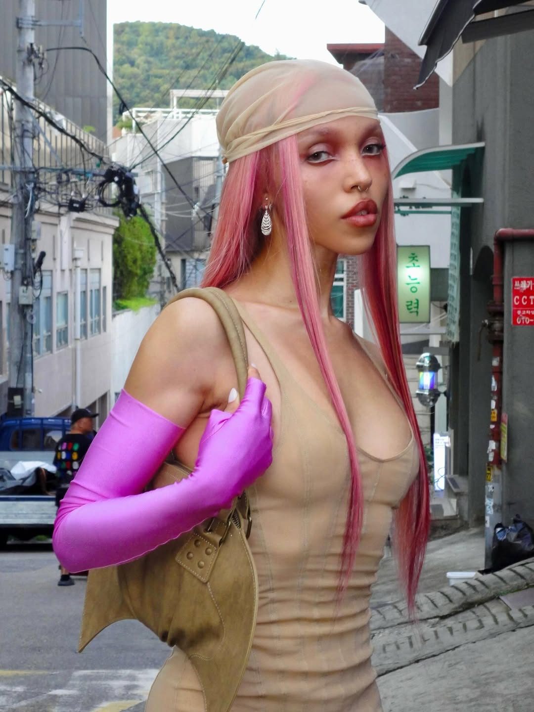 PinkandgreeninSeoulforfkatwigsStylingbillylobosMakeupcatalinasartor_