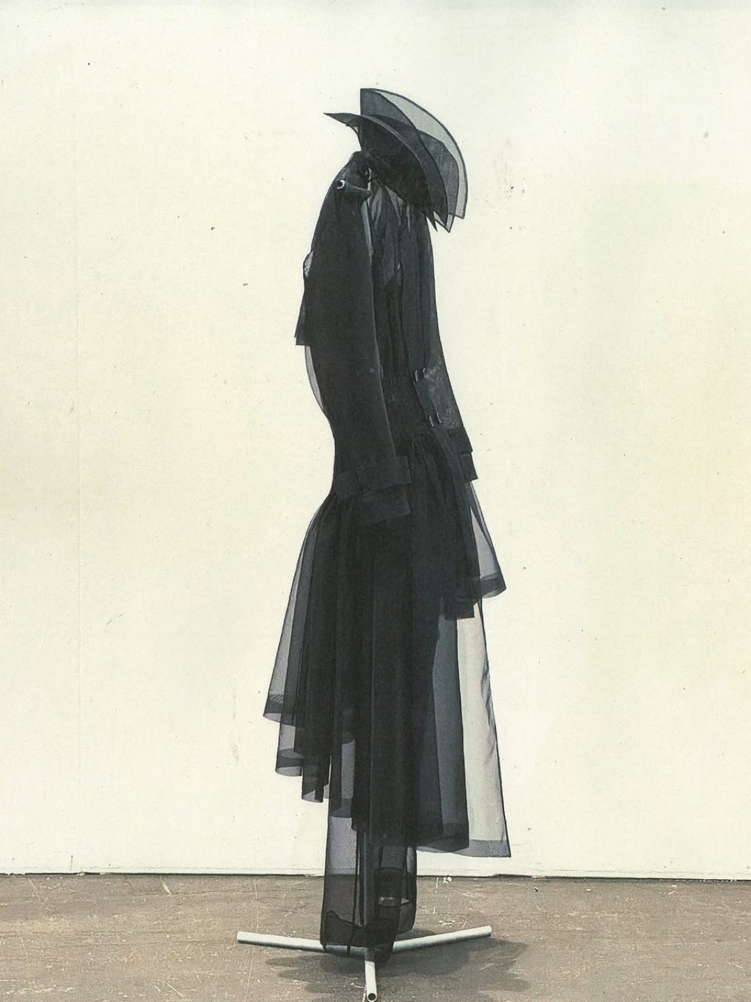 Silkorganzaandchiffonsetandtrenchcoatmadewithorganzafromgruppocinquefabricsdesig(1)