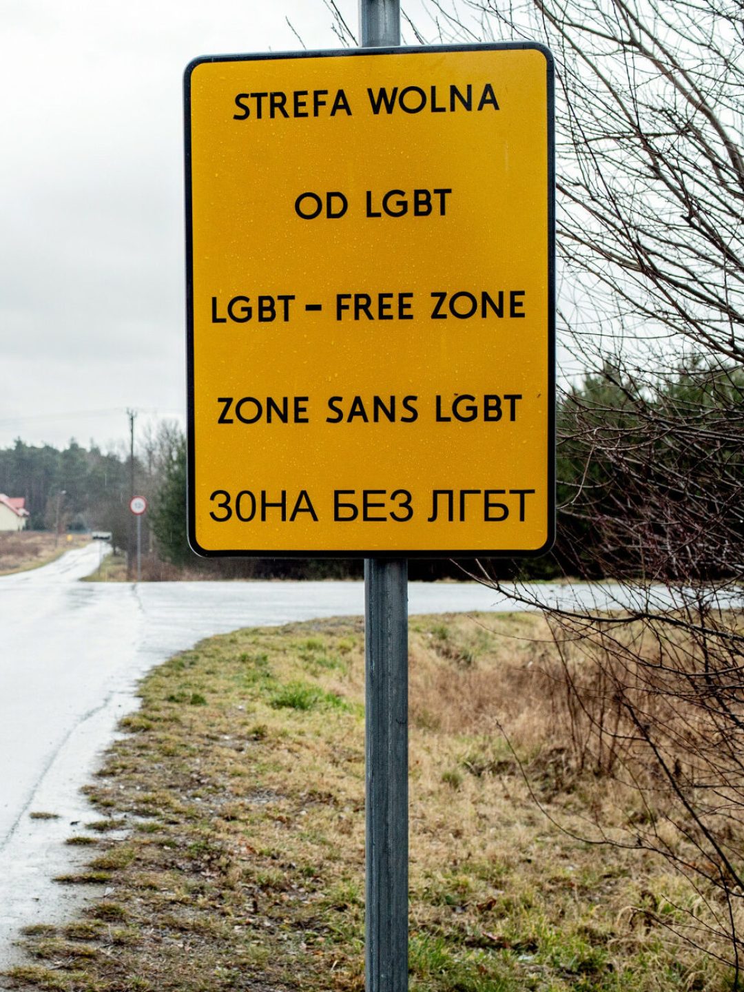 Fot. Bartosz Staszewski/East News, Polska, 23.02.2020. Tabliczka "Strefa wolna od LGBT" przy wjezdzie do jednej z miejscowosci, ktora przyjela uchwale o strefie wolnej od ideologii LGBT. Tablice umiesza aktywista Bart Staszewski, jako projekt fotograficzny, majacy zwrocic uwage na problem homofobii i wykluczenia spolecznego.