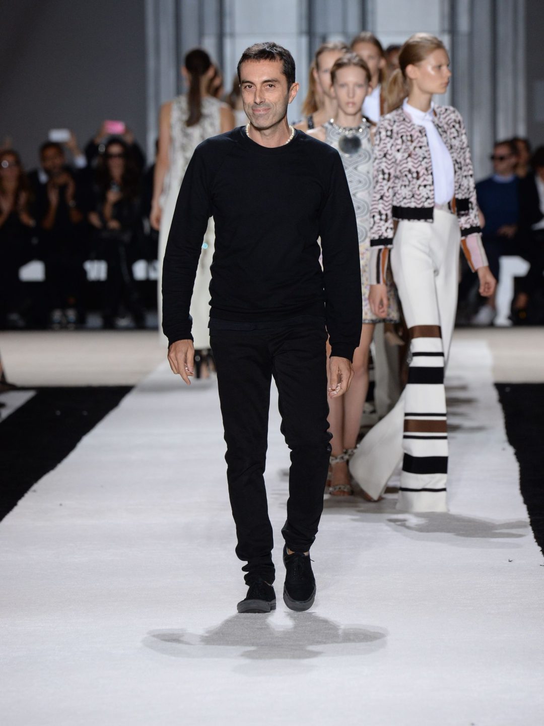 fwpe2015_suzy_menkes_giambattista_valli__an_endorsement_from_amal_alamuddin_1341